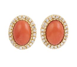 357.  Pendientes años 50 con cabuchón de coral central orlado de 