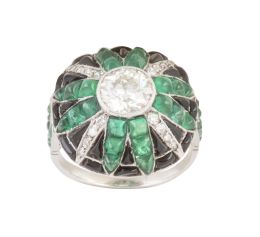 400.  Sortija de esmeraldas ónix y brillantes estilo Art-Decó, con un billante central de 1,20 ct aprox, en montura bombée cuajada de esmeraldas y ónix tallados en gota de sebo esmeraldas y aspas de diamantes