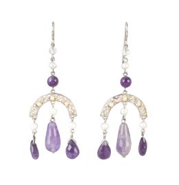194.  Pendientes tipo chandelier de perlas y amatistas de diferen