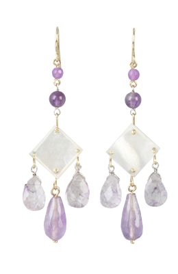 208.  Pendientes largos de amatistas y nácar, con tres perillas colgantes de amatista, que penden de pieza romboidal de nácar y dos espferas de amatista superiores