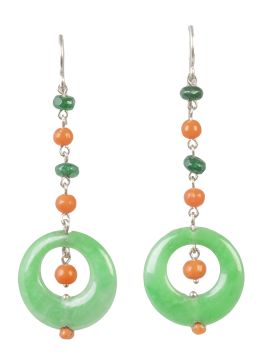 193.  Pendientes largos de cuentas verdes y de coral de las que pende disco calado de jade