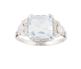 120.  Sortija de aguamarina de talla cuadrada flanqueada por brillantes