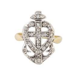 91.  Sortija de diamantes, con diseño de ancla entrelazada con c