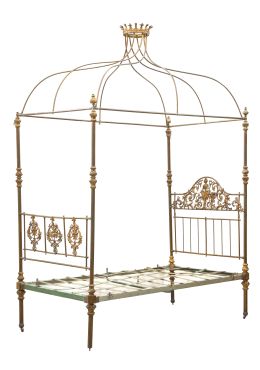 1219.  Cama de bronce y latón con dosel, rematada por corona de marqués.S. XIX.