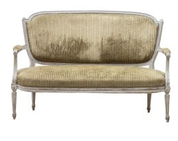 1230.  Sofá de estilo Luis XVI de madera tallada y policromada.Trabajo francés, finales del S. XIX.