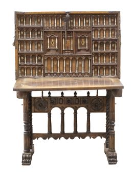 1215.  Papelera de madera tallada de nogal con columnillas de hueso y tiradores de metal dorado.Trabajo salmantino, S. XVII.