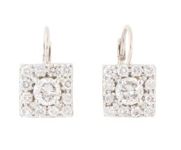 131.  Pendientes cuadrados de brillantes, con brillante central d