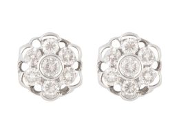 152.  Pendientes flor con siete brillantes sobre pétalos en hilo calado