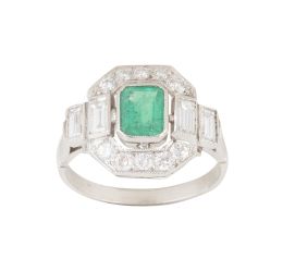 154.  Sortija de esmeralda talla esmeralda central de 0,71 ct aprox, en marco octogonal de brillantes flanqueado por parejas de diamantes talla baguette