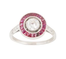 132.  Sortija ojo de perdiz con brillante central de 0,40 ct aprox orlado de rubíes de talla francresa 