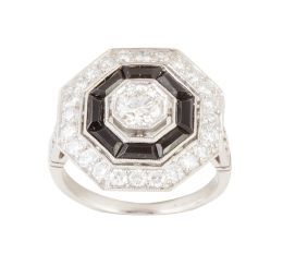 401.  Sortija octogonal con brillante central de 0,52 ct aprox, con marco de ónix talla baguette con orla exterior de brillantes