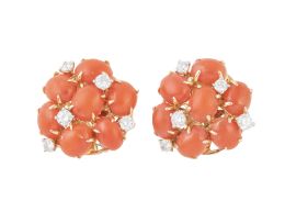 358.  Pendientes circulares de cabuchones de coral y brillantes e