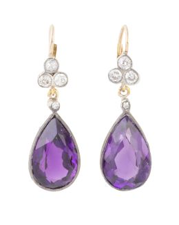 106.  Pendientes largos con perillas de amatistas que penden de trébol de brillantes