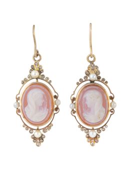 14.  Pendientes largos S. XIX con camafeo de dama en ágata bicolor,rodeado por marco oval decorado con perlas finas y diamantes
