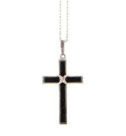 139.  Cruz colgante Art-Decó de ónix, con aspa de diamantes central y decoración de esmalte color marfil en el contorno