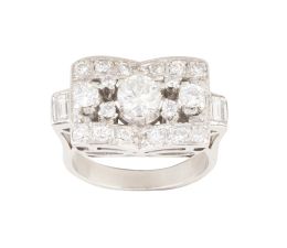 390.  Sortija chevalière con frente a modo de lazo de brillantes,