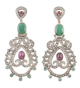 171.  Pendientes largos con diseño de pluma de pavo real de diamantes adornados con rubíes y esmeraldas