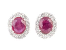 349.  Pendientes con rubí oval orlado de brillantes, en montura c