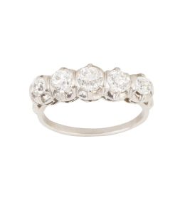 155.  Sortija cintillo de brillantes engastados en garras de tamaño creciente hacia el centro