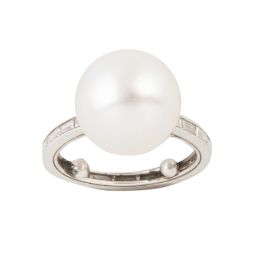 348.  Sortija con perla australiana en alianza completa de brillantes talla baguette