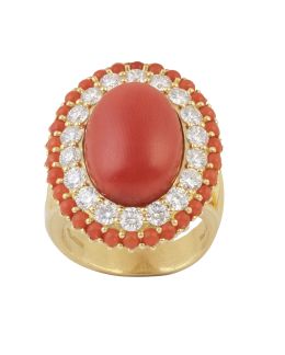 361.  Sortija con cabuchón de coral oval orlado de brillantes, y 