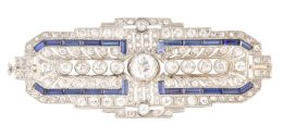 386.  Broche placa de diamantes y zafiros Art-Decó, con diseño ge