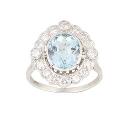 114.  Sortija de aguamarina talla oval de 2,40 ct aprox. rodeada 