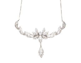 305.  Collar de brillantes con centro de diseño floral, con hoja colgante decorada con diamante talla perilla