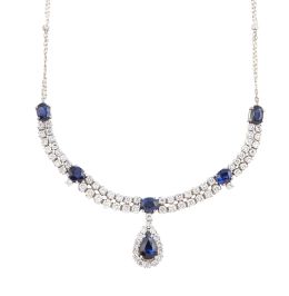 365.  Collar de brillantes y zafiros, con gota colgante de zafiro orlado de brillantes, que pende de doble rivière de brillantes con cuatro zafiros ovales