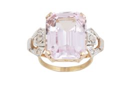 203.  Sortija con rosa de Francia rectangilas flanqueada por dos 