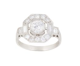 1502.  Sortija de brillantes estilo Art-Decó con un brillante central de 0,55 ct, rodeado por marco hexagonal y con diamantes talla baguette scalonados en los brazos de la montura