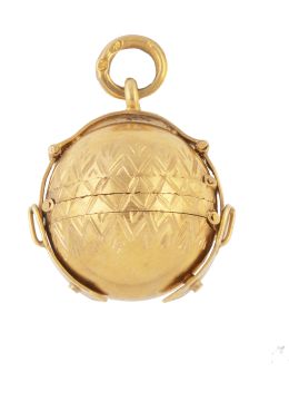 163.  Colgante portafotos años 60 en forma de esfera grabada rodeada por cinturón. Con interior desplegable de cuatro marcos circulares