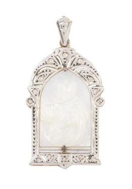 94.  Medalla Art- Decó con Virgen de nácar, en marco a modo de capillita decorada con zafiros blancos