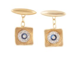188.  Gemelos Art-Decó con centro de ojo de perdiz, de diamantes y zafiro, sobre marco cóncavo cuadrado de oro mate