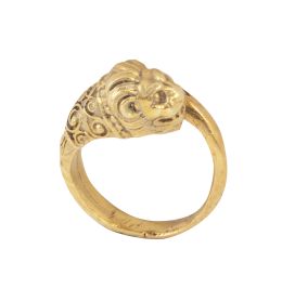 179.  Sortija con cabeza y cola de león decoradas con grabado, en plata vermeill