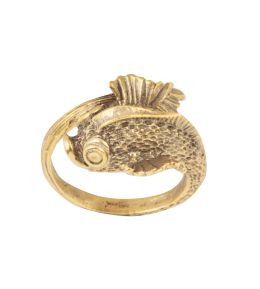 189.  Sortija con cabeza y cola de pez  en montura grabada de plata vermeill