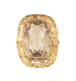 68.  Sortija de pp. S. XX de plata dorada con cuarzo citrino central y decoración calada en el marco