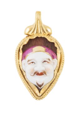 170.  Colgante con rostro de sabio oriental en porcelana policromada