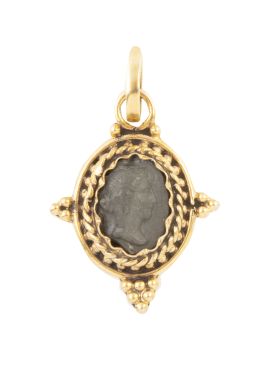 86.  Colgante de camafeo de dama tallado en piedra de lava, con marco de cordoncillo y racimos