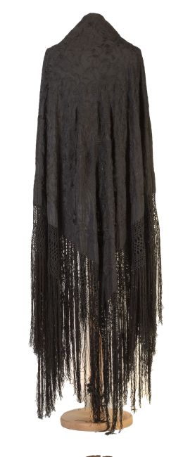 1300.  Mantón de Manila en seda negra bordada con pagodas en hilo del mismo color.Finales del S. XIX - principios del S. XX.