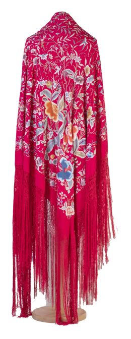 1308.  Mantón de Manila en seda fucsia con bordada con flores en hilos de color.Principios del S. XX.