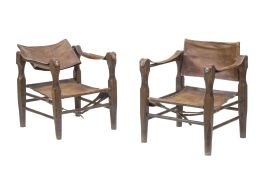 1299.  Pareja de sillas de safari de piel y madera de haya. S. XX.