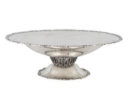 1377.  Frutero de pie alto de plata. Con marcas.S. XX.