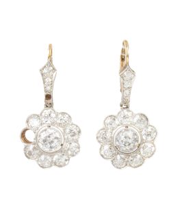 111.  Pendientes largos de pp. S. XX con rosetones colgantes, de 