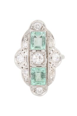 124.  Sortija lanzadera Art-Decó de esmeraldas y brillantes de talla antigua en diseño geométrico