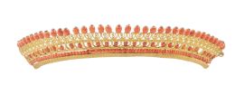 21.  Diadema Imperio pp. S. XIX con cuentas de coral de Sciacca facetado como remate superior, combinadas en diferentes bandas con montura calada y decorada con filigrana