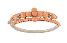 26.  Brazalete victoriano S. XIX en coral de Sciacca, con cuentas de coral recorriendo el aro y flor central de botones de coral y hojitas decoradas con perlas