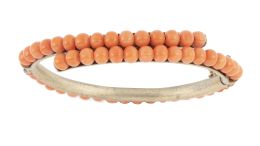 33.  Brazalete victoriano S. XIX en coral de Sciacca, con cuentas de coral recorriendo el aro que componen doble banda en el frente