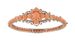 32.  Brazalete victoriano en coral de Sciacca, con cuentas de coral recorriendo el aro, flor central de botones de coral y adornos de filigrana a modo de roleos