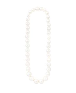 258.  Collar de un hilo de perlas de los mares del sur, de tamaño creciente hacia el centro y con cierre invisible